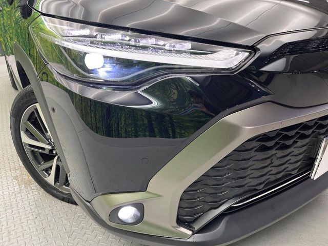 【LEDヘッドライト】悪天候や夜間走行時も良好な視界を確保し安心して運転できる高輝度LEDヘッドライトを装備！点灯速度が早く、消費電力も抑えられています。