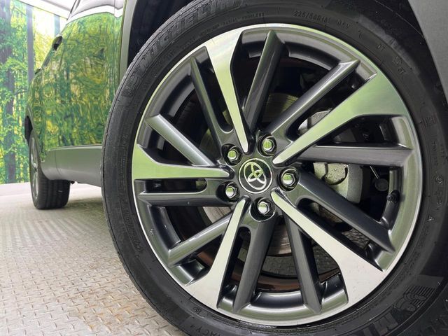 【純正18インチアルミホイール】外観にマッチした純正アルミホイールを装着しております。各種社外アルミホイールや、スタッドレスタイヤも取扱いしております。是非ご相談くださ