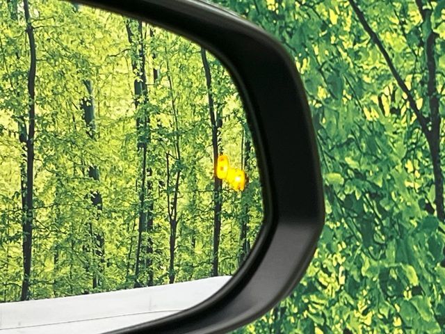 【ブラインドスポットモニター】走行中、ドアミラーの死角になりやすい箇所に後続車が接近するとサイドミラーのレンズに警告を表示！ドライバーに注意喚起をしてくれます。