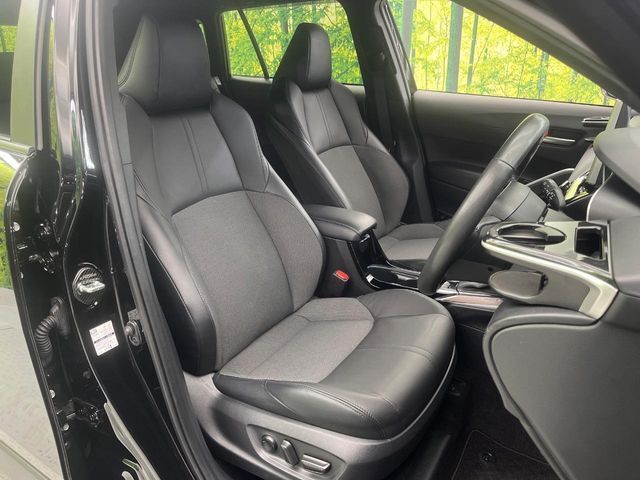 【ハーフレザーシート】高級感と座り心地を両立した人気のシート♪背面・座面のファブリック素材は、通気性の良さや滑りにくさに優れています。気温や服装に左右されず快適にお乗りいただけます。