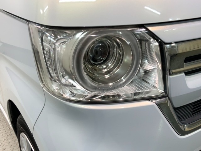 LEDヘッドライトは、点灯の瞬間から最大光量を発揮し、突然暗くなるトンネルなどでの安定感を高めます。