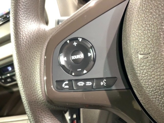 ステアリングにオーディオ操作スイッチが付いています。オーディオ画面に直接タッチしなくても操作が出来ますので、運転に集中できます。