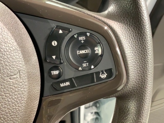 クルーズコントロールを装備しています。高速道路などで一定の速度で走ってくれるので運転が楽ですよ！速度を設定できますので、スピードの出しすぎにも注意できます。