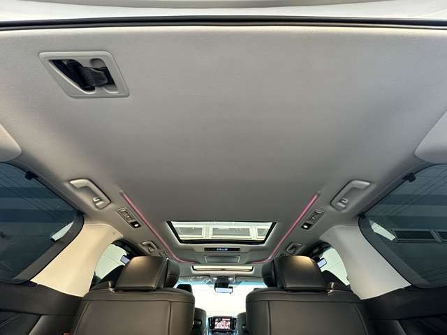 禁煙車のためタバコの匂いなどもなく、天井も綺麗に保たれております。