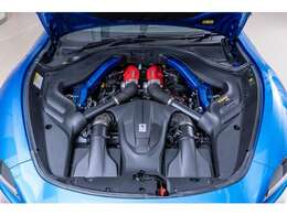 3.9リッターV型8気筒ツインターボエンジンを搭載し、620CVを発揮します。