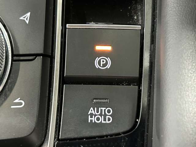 【電動パーキングブレーキ＆ブレーキホールド】 スイッチを入れると、信号待ち等で停車時、ブレーキを離しても自動でブレーキが効いた状態になり、指先の簡単操作でパーキングブレーキの作動や解除が可能です！！！