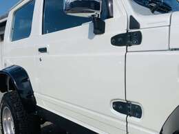 パールホワイトに全面塗装されており、塗装面も綺麗な状態です。もちろんドアの開口部などの塗装されており、塗装クオリティーも非常に良く、丁寧にカスタムされたお車だと思います。