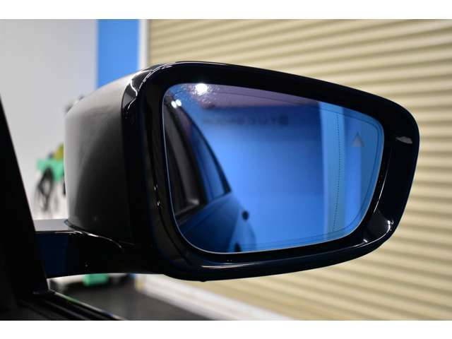 レーンチェンジウォーニング機能付！　ドライビングアシスト機能！安全装備の車線逸脱警告や衝突被害軽減ブレーキ歩行者検知警告機能も備える一台で御座います！