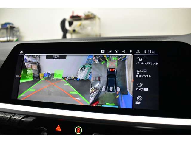 全周囲カメラ、3Dビュー装備車でございます！　前後PDC（障害物探知ソナー）やパーキングアシストも備わります！