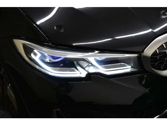 BMWレーザーLEDヘッドライト装備！ハイビームで走行時に車速が約70km/hをすぎると既に点灯しているLEDハイビームに加えレーザーライトが自動的に点灯、LEDライトの約2倍の600mまで照らします