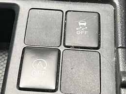 【アイドリングストップ】赤信号や渋滞で停車した際にエンジンを停止し、無駄な燃料の消費を抑えます。燃費向上や環境保護につなげる機能♪エンジンはブレーキを離せば再始動します。