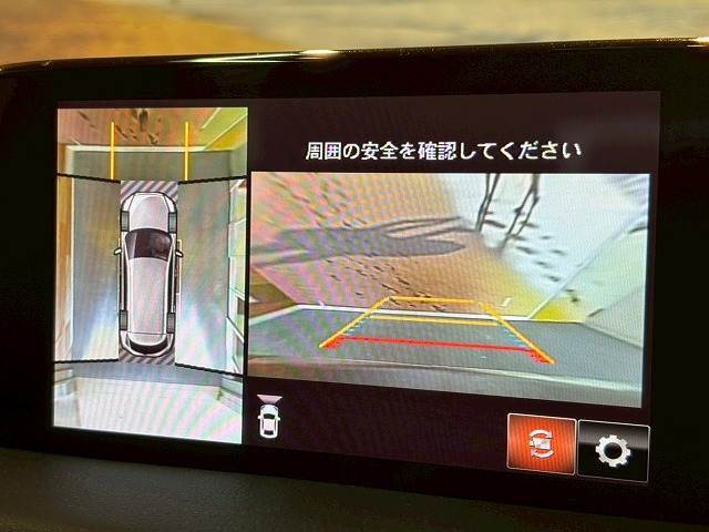 【パノラミックビューモニター】専用のカメラにより、上から見下ろしたような視点で360度クルマの周囲を確認することができます☆死角部分も確認しやすく、狭い場所での切り返しや駐車もスムーズに行えます。