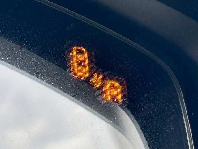 【ブラインドスポットモニター】車線変更時に後方から近づくお車をアラートしてくれます。