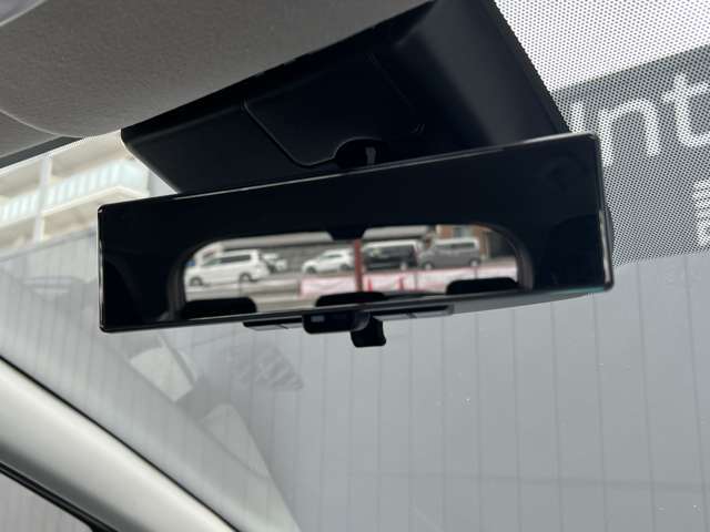 ◆インテリジェントルームミラー◆積載物などで、さえぎられがちなルームミラーの後方視界。車内状況に関わらず車両後方にあるカメラの映像をルームミラーに映し出します！