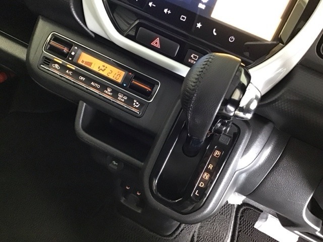 発進時から滑らかに加速する無段階変速のCVTはストップ/ゴーの多い街の中も快適です