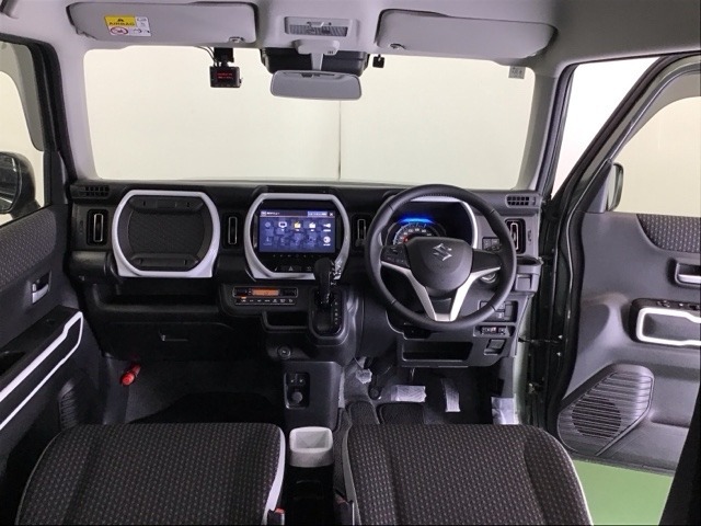 パーキングブレーキはフット式なので運転席と助手席の間はすっきり、移動も楽々です。さっと手が届く位置にATセレクトレバーやエアコンスイッチなどがあり操作性に優れています