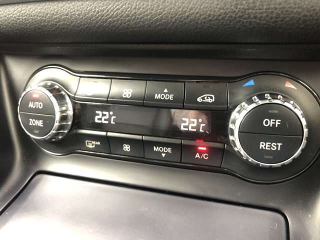 車内空間を適切な温度に調整してくれるオートエアコンを搭載。