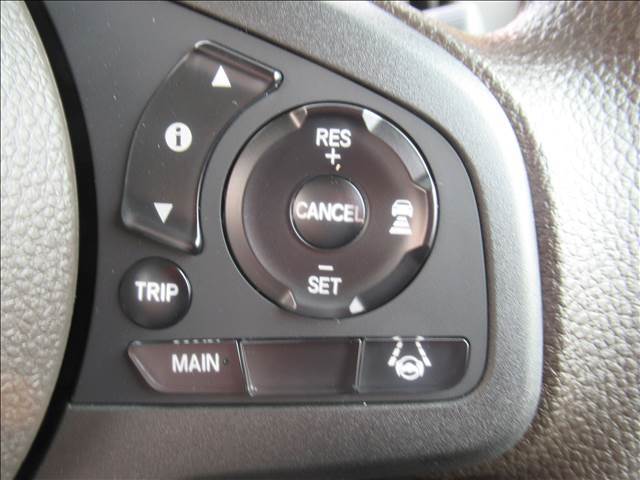 【アダプティブクルーズコントロール】予め設定した速度で定速走行。先行車に近づいたら、システムが先行車との距離や速度差を測定し、自動的に加減速。適切な車間距離を維持しながら追従走行します。