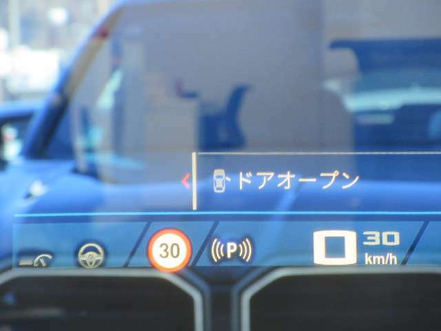 ヘッドアップディスプレイ装備です。運転時の視界に様々な情報が投影されます。