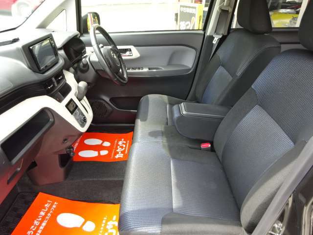 運転席には小物入れ付きアームレスト！