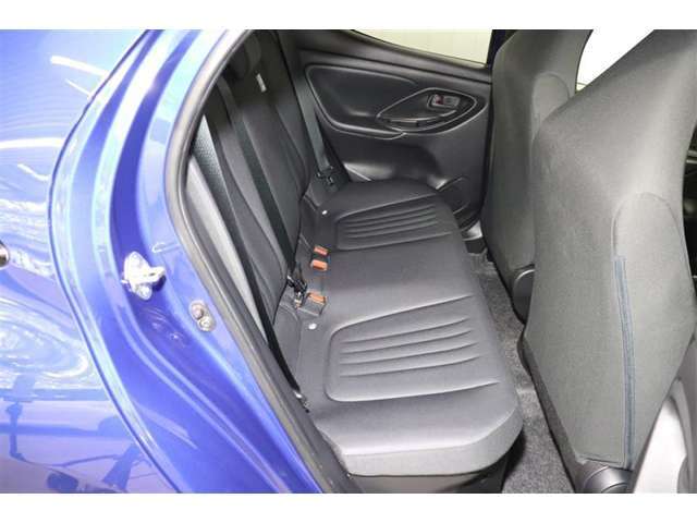 後席シートは分割可倒式。乗せる荷物や乗車人数に合わせて片側ずつ倒すことが出来ます。