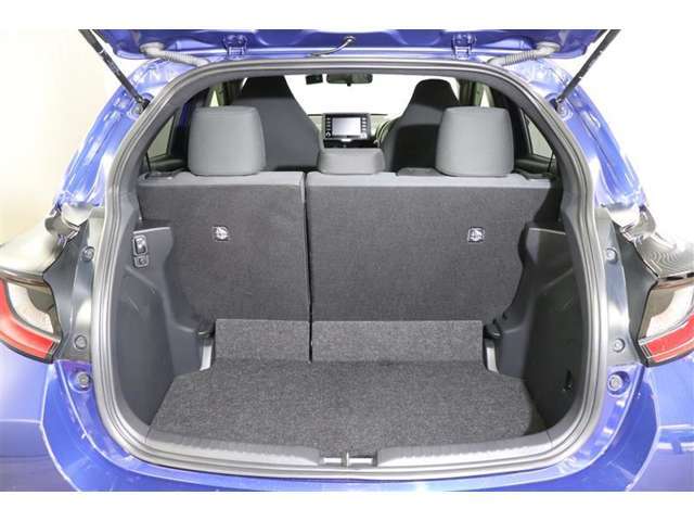 荷物の積みおろしがしやすいハッチバック。上方向にドアが開くので雨の日でも車内が濡れにくいですよ。