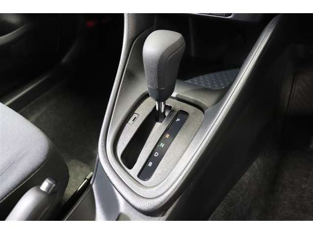 従来のATに比べ変速ショックの少ないCVT。シフトの操作はAT車と同じです。