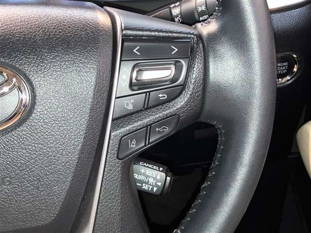 ステアリングスイッチで、安全運転！前方から目線を外さないように！