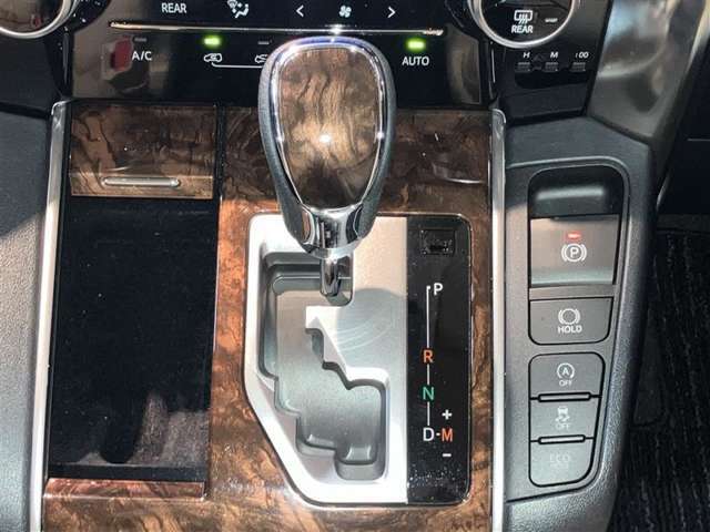雨の日などの滑りやすい路面状況でも安全な運転が可能です。