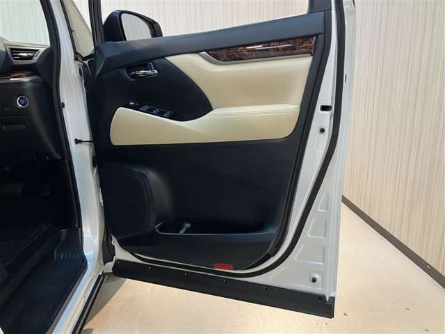 運転席前面ドア部分です♪