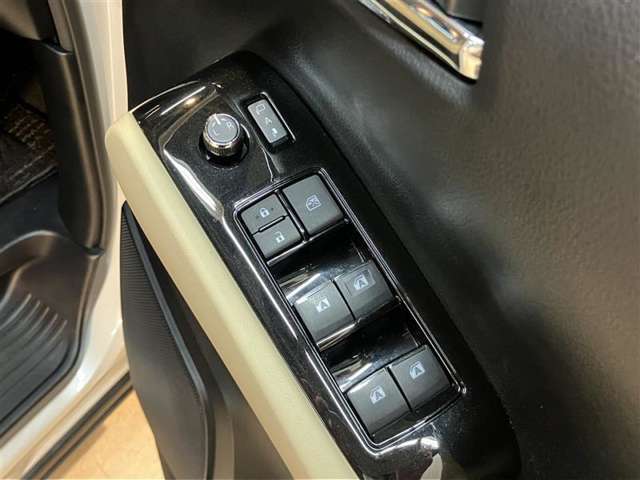 パワーウインドウスイッチでドアガラスを開閉できます。