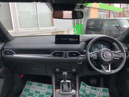 メーターやシフトレバー、スイッチ位置など運転席回りの配置はしっくりいきたいものですね！まずは座ってチェックしてみてください♪