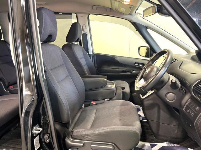 ドライバーによって運転しやすいポジションは異なり、あの車はどうなのか不安なこともありますよね。気になるお車は店頭で乗り込んでご確認いただけます♪