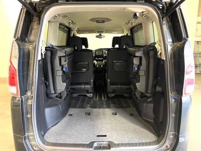 普段のお買い物や通勤、送迎等に十分な荷室スペースを確保しております。セカンドシートを倒すと、大きな荷物の積載も可能です♪