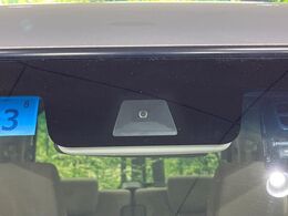 【ホンダセンシング】走行中に前方の車両等を認識し、衝突しそうな時は警報とブレーキで衝突回避と被害軽減をアシスト。より安全にドライブをお楽しみいただけます。