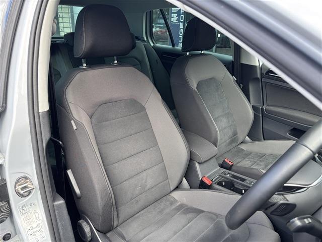 内装クリーニングも施しております。内装の綺麗なお車は気持ちが良くオススメさせていただく1つのポイントになっております。