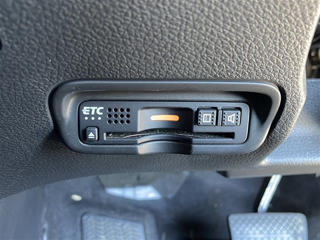 【ETC】有料道路を利用する際に料金所で停止することなく通過できる、ETC車載器（ノンストップ自動料金収受システム機器）が装備されています。セットアップを行うことで利用可能になります。