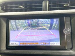 【バックカメラ】駐車時に後方がリアルタイム映像で確認できます。大型商業施設や立体駐車場での駐車時や、夜間のバック時に大活躍！運転スキルに関わらず、今や必須となった装備のひとつです！