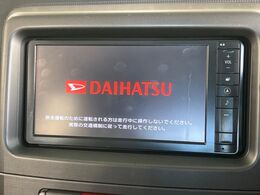 【純正ナビ】人気の純正ナビを装備しております。ナビの使いやすさはもちろん、オーディオ機能も充実！キャンプや旅行はもちろん、通勤や買い物など普段のドライブも楽しくなるはず♪