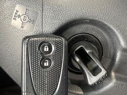 【キーフリーシステム】カバンやポケットに入れたままでもドアの施錠・解錠が可能なスマートキーを装備。エンジンのオン・オフ時もカギを取り出す必要が無いからとっても便利です♪