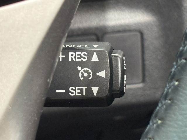 【クルーズコントロール】アクセルペダルを踏まずに設定した車速を保つ事が出来ます。高速運転やロングドライブで活躍します。