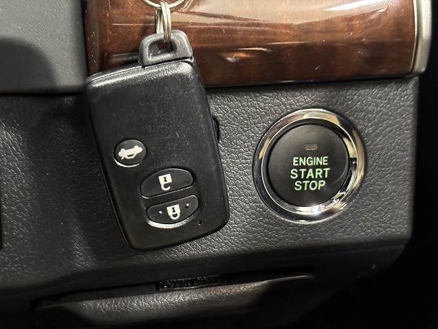 【スマートキー】車内へのアクセスやエンジン始動が楽々に行える今や必須アイテムのキー複製防止の「イモビライザー」まで備わっております。