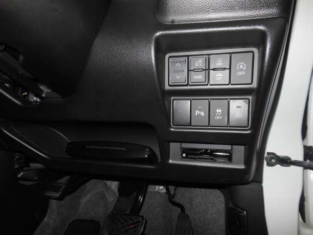 横滑り防止装置、車線逸脱警報システムなどの安全装備も充実。バック時の障害物を検知し知らせるコーナーセンサーがあります。