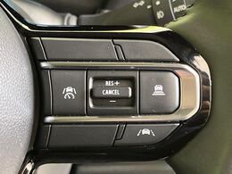 【アダプティブクルーズコントロール】高速道路での長距離走行が楽に！！自動で速度を保つクルーズコントロールが、衝突軽減システムと連携し、前方の車両を感知して車間を保つように速度調節してくれます！！