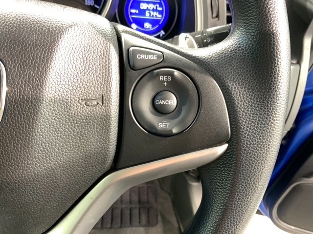 クルーズコントロールを装備しています。高速道路などで一定の速度で走ってくれるので運転が楽ですよ！速度を設定できますので、スピードの出しすぎにも注意できます。