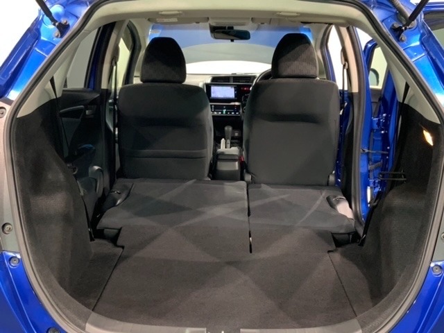 リア席を倒せば広々とした空間の出来上がり！床が低くフラットになり、天井までの高さがありますので積載が便利です。