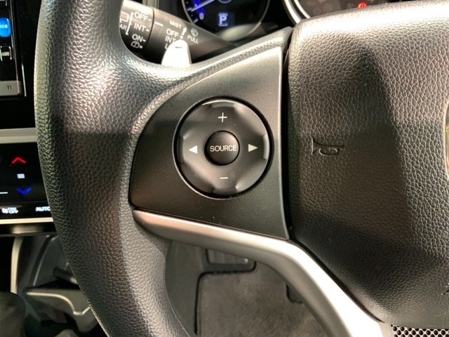 ステアリングにオーディオ操作スイッチが付いています。オーディオ画面に直接タッチしなくても操作が出来ますので、運転に集中できます。