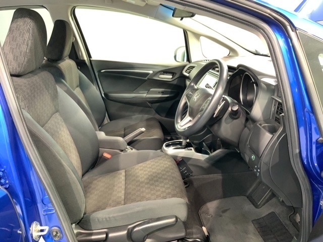 程よい硬さとホールド性が高くロングドライブも疲れにくいシートです。