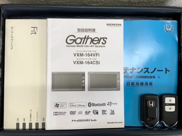 スマートキーは鍵をバッグに入れたままでもドアロックの開閉やエンジンのON・OFFができます。夜間や雨の日も鍵を探さなくて良いので便利です。