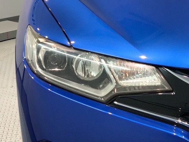 LEDヘッドライトは、点灯の瞬間から最大光量を発揮し、突然暗くなるトンネルなどでの安定感を高めます。